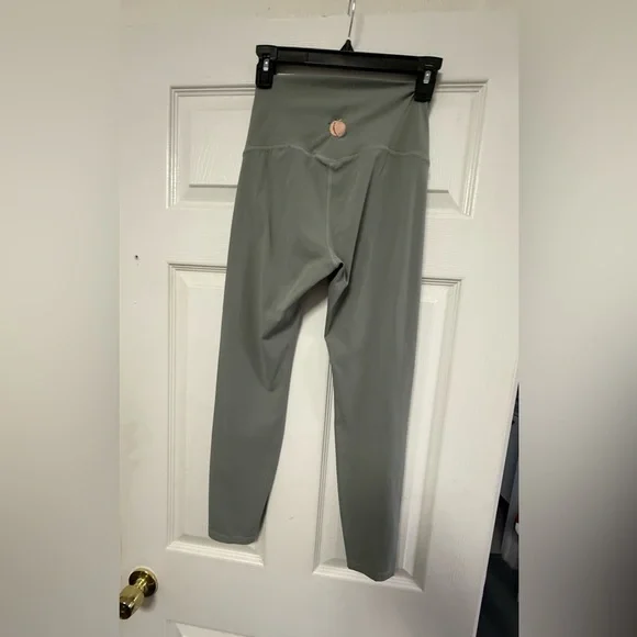 Two-Piece Gray Activewear Set | High-Waisted Leggings & Sports Bra like new - Picture 4 of 14